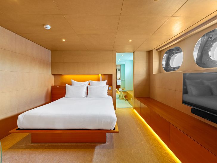 LUISA Heesen 4700 - VIP cabin LUISA Heesen 4700 - VIP cabin