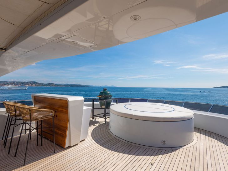 LUISA Heesen 4700 - sundeck bar and round sun bed LUISA Heesen 4700 - sundeck bar and round sun bed