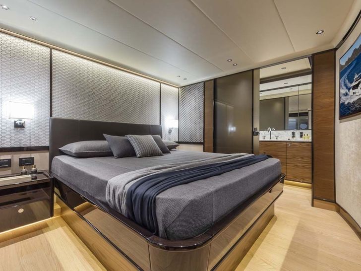 LEGEND II Absolute Navetta 68 - VIP cabin 1 LEGEND II Absolute Navetta 68 - VIP cabin 1