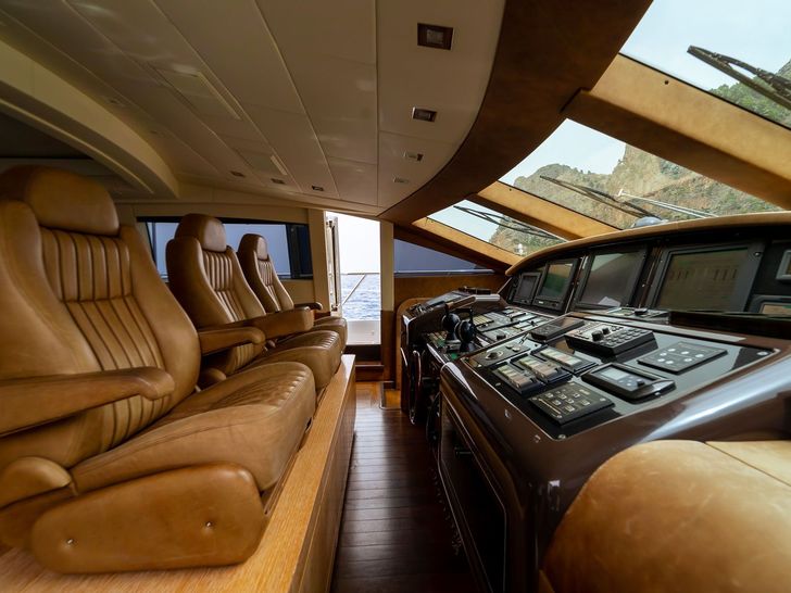 LA DIGUE Mangusta 92 - cockpit LA DIGUE Mangusta 92 - cockpit