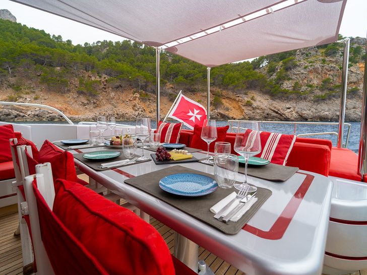 LA DIGUE Mangusta 92 - alfresco dining set up LA DIGUE Mangusta 92 - alfresco dining set up