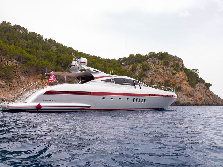 LA DIGUE Mangusta 92 - anchored side profile LA DIGUE Mangusta 92 - anchored side profile