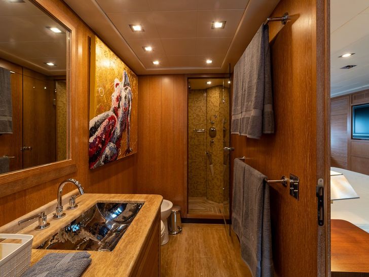 LA DIGUE Mangusta 92 - master cabin bathroom LA DIGUE Mangusta 92 - master cabin bathroom