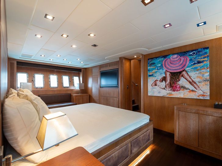 LA DIGUE Mangusta 92 - master cabin bed and TV LA DIGUE Mangusta 92 - master cabin bed and TV