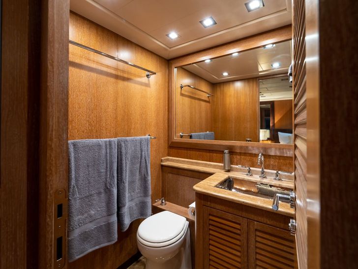 LA DIGUE Mangusta 92 - twin cabin bathroom LA DIGUE Mangusta 92 - twin cabin bathroom