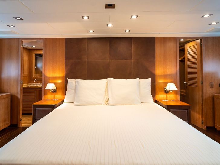 LA DIGUE Mangusta 92 - master cabin bed LA DIGUE Mangusta 92 - master cabin bed