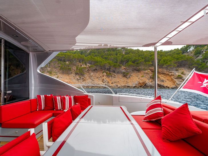 LA DIGUE Mangusta 92 - aft seating and dining area LA DIGUE Mangusta 92 - aft seating and dining area