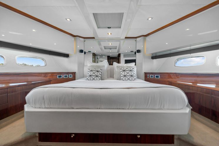 Charter Yacht PALUMBA - Sunseeker Predator 84 - 4 Cabins - Cannes - St Tropez - Nice- Antibes - French Riviera - Monaco