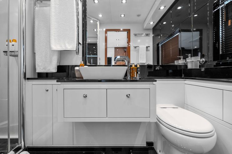 Charter Yacht PALUMBA - Sunseeker Predator 84 - 4 Cabins - Cannes - St Tropez - Nice- Antibes - French Riviera - Monaco