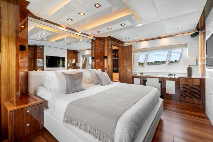 Charter Yacht PALUMBA - Sunseeker Predator 84 - 4 Cabins - Cannes - St Tropez - Nice- Antibes - French Riviera - Monaco