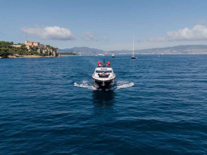 PALUMBA Sunseeker Predator 84 - cruising front view PALUMBA Sunseeker Predator 84 - cruising front view