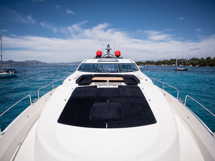 PALUMBA Sunseeker Predator 84 - foredeck PALUMBA Sunseeker Predator 84 - foredeck