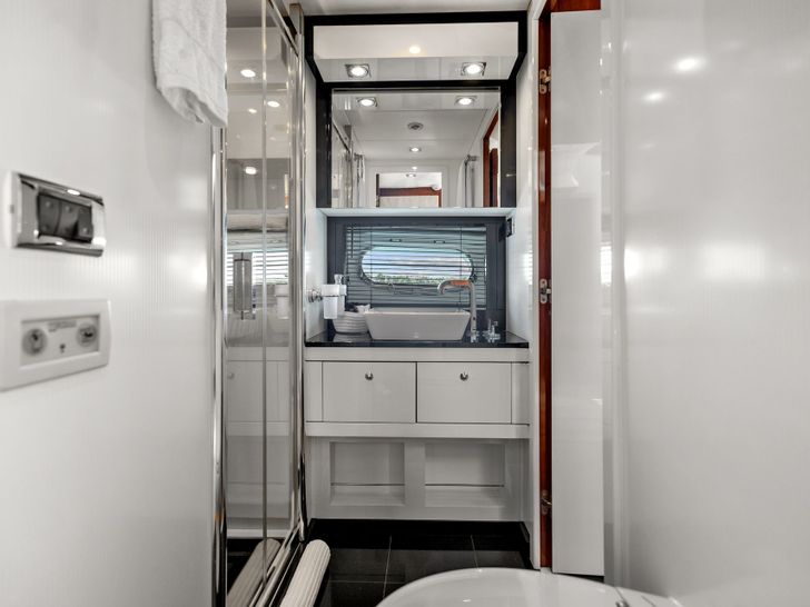 PALUMBA Sunseeker Predator 84 - VIP cabin 2 bathroom PALUMBA Sunseeker Predator 84 - VIP cabin 2 bathroom