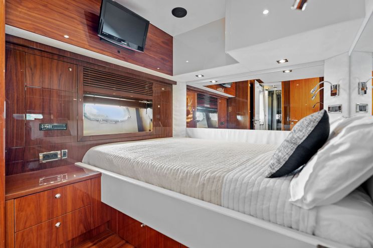 Charter Yacht PALUMBA - Sunseeker Predator 84 - 4 Cabins - Cannes - St Tropez - Nice- Antibes - French Riviera - Monaco