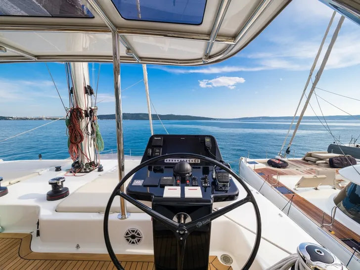 ZARA Sunreef 50 - helm ZARA Sunreef 50 - helm