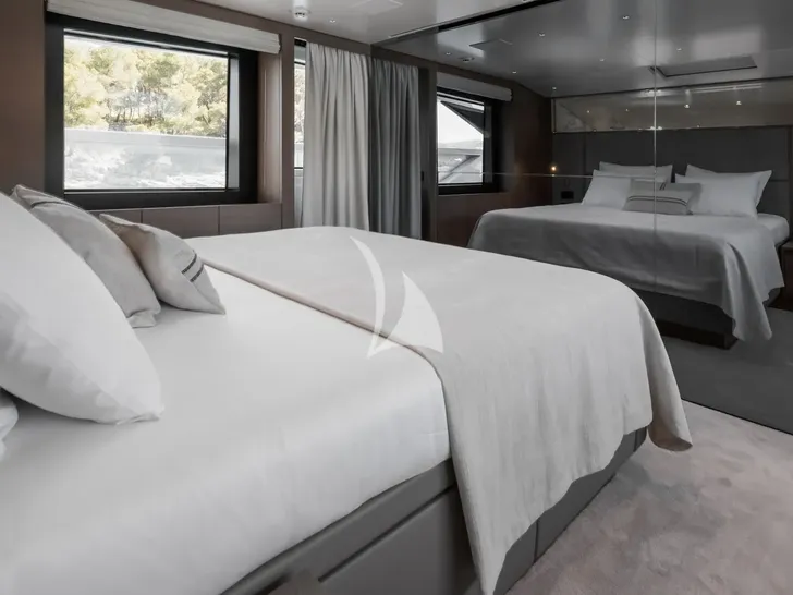 ZATARA II Sanlorenzo SL90A - master cabin bed ZATARA II Sanlorenzo SL90A - master cabin bed