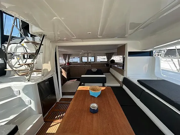 ZEN 2 Green Wave Lagoon 43 - aft deck dining table ZEN 2 Green Wave Lagoon 43 - aft deck dining table