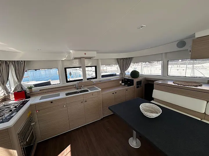 ZEN 2 Green Wave Lagoon 43 - galley