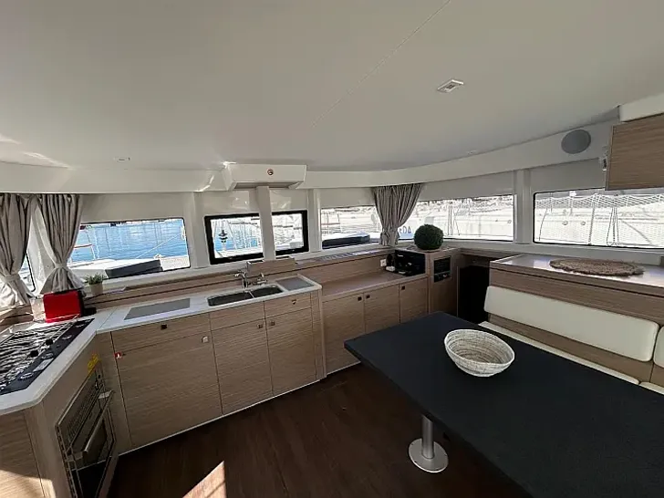 ZEN 2 Green Wave Lagoon 43 - galley ZEN 2 Green Wave Lagoon 43 - galley