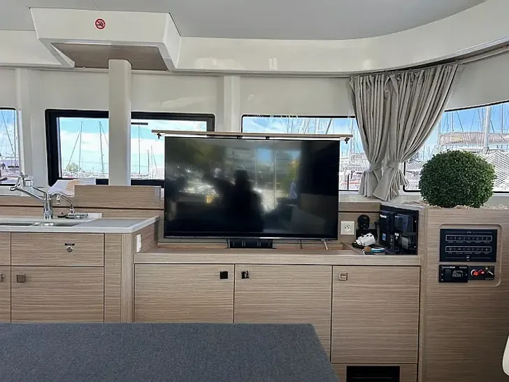 ZEN 2 Green Wave Lagoon 43 - saloon TV ZEN 2 Green Wave Lagoon 43 - saloon TV