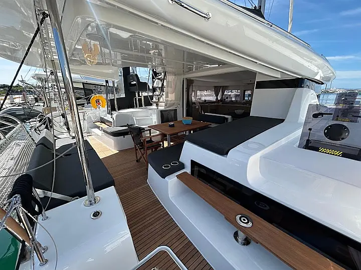 ZEN 2 Green Wave Lagoon 43 - aft deck