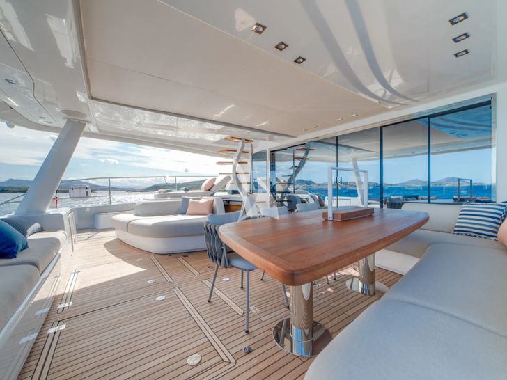 ZENIT Lagoon Seventy 8 - aft deck dining area and seating ZENIT Lagoon Seventy 8 - aft deck dining area and seating