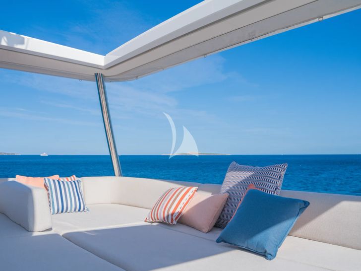 ZENIT Lagoon Seventy 8 - flybridge bronzing area ZENIT Lagoon Seventy 8 - flybridge bronzing area