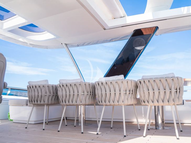 ZENIT Lagoon Seventy 8 - flybridge dining area ZENIT Lagoon Seventy 8 - flybridge dining area
