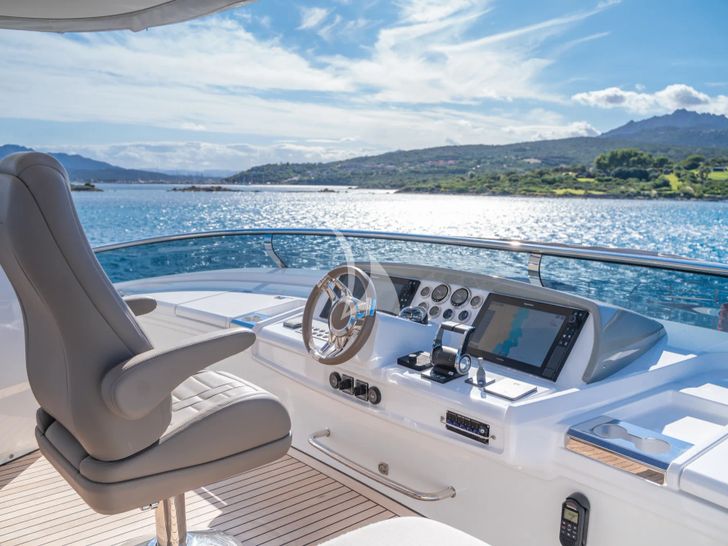 ZENIT Lagoon Seventy 8 - flybridge helm ZENIT Lagoon Seventy 8 - flybridge helm