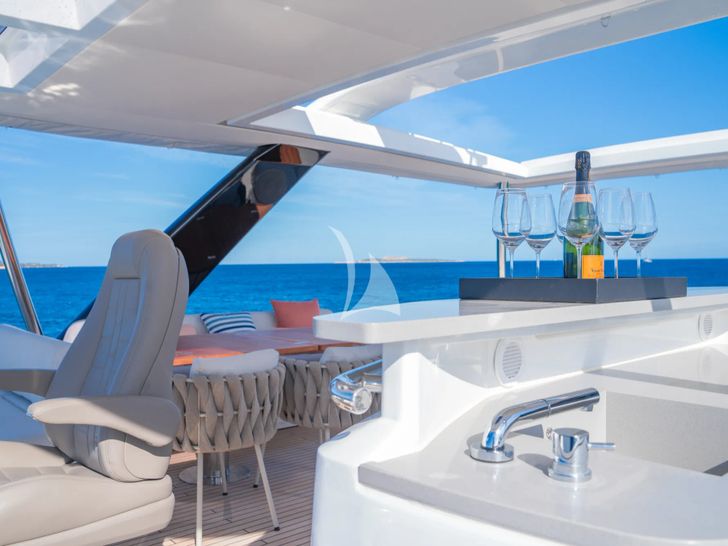 ZENIT Lagoon Seventy 8 - flybridge ZENIT Lagoon Seventy 8 - flybridge