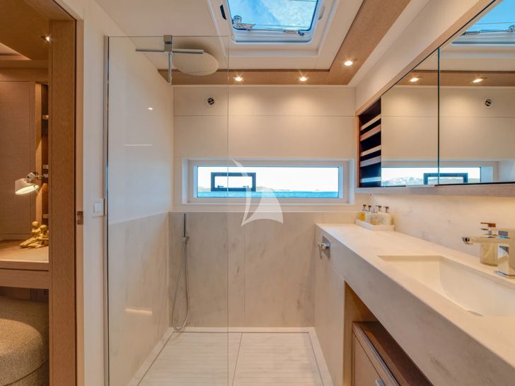 ZENIT Lagoon Seventy 8 - master cabin bathroom ZENIT Lagoon Seventy 8 - master cabin bathroom