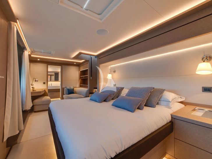 ZENIT Lagoon Seventy 8 - master cabin bed and lounge ZENIT Lagoon Seventy 8 - master cabin bed and lounge