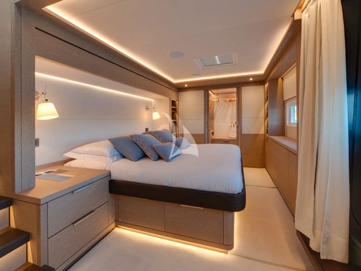ZENIT Lagoon Seventy 8 - master cabin bed ZENIT Lagoon Seventy 8 - master cabin bed