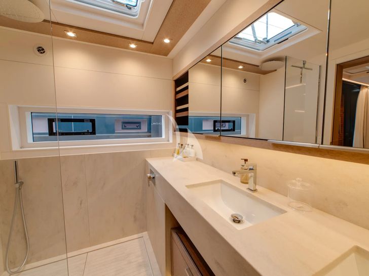 ZENIT Lagoon Seventy 8 - twin cabin 1 bathroom ZENIT Lagoon Seventy 8 - twin cabin 1 bathroom