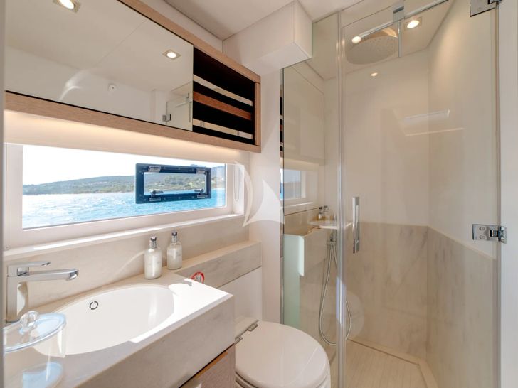 ZENIT Lagoon Seventy 8 - twin cabin 2 bathroom ZENIT Lagoon Seventy 8 - twin cabin 2 bathroom
