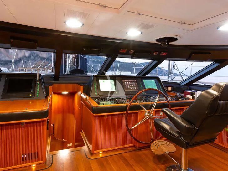 ZENJI Perini Navi 56m - cockpit ZENJI Perini Navi 56m - cockpit