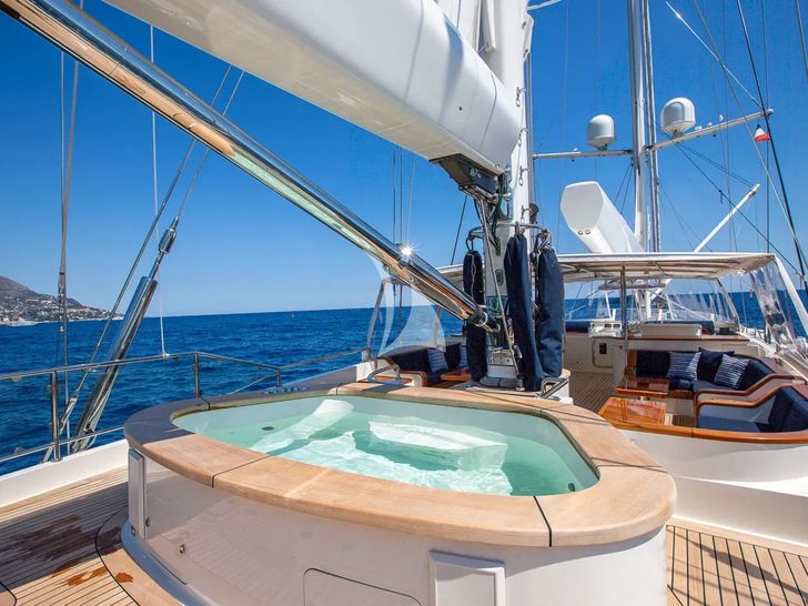 ZENJI Perini Navi 56m - flybridge jacuzzi ZENJI Perini Navi 56m - flybridge jacuzzi