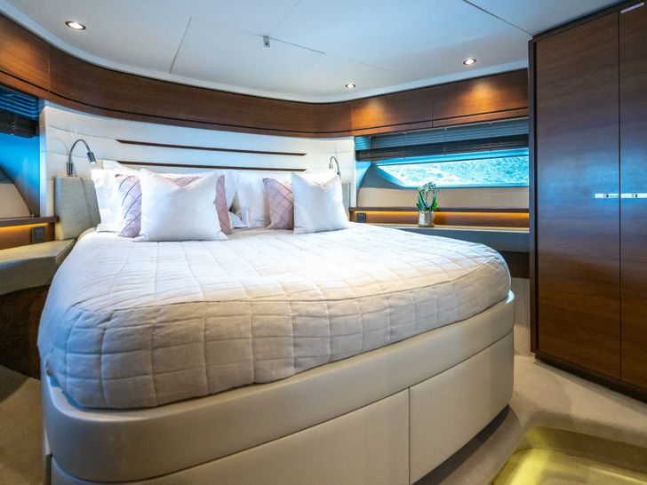 ZEN OF LONDON Princess 68 - VIP cabin ZEN OF LONDON Princess 68 - VIP cabin