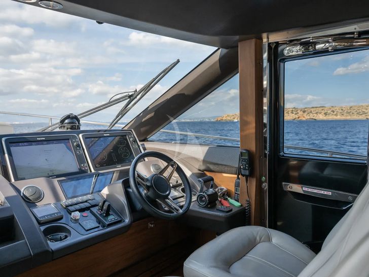 ZEN OF LONDON Princess 68 - cockpit ZEN OF LONDON Princess 68 - cockpit