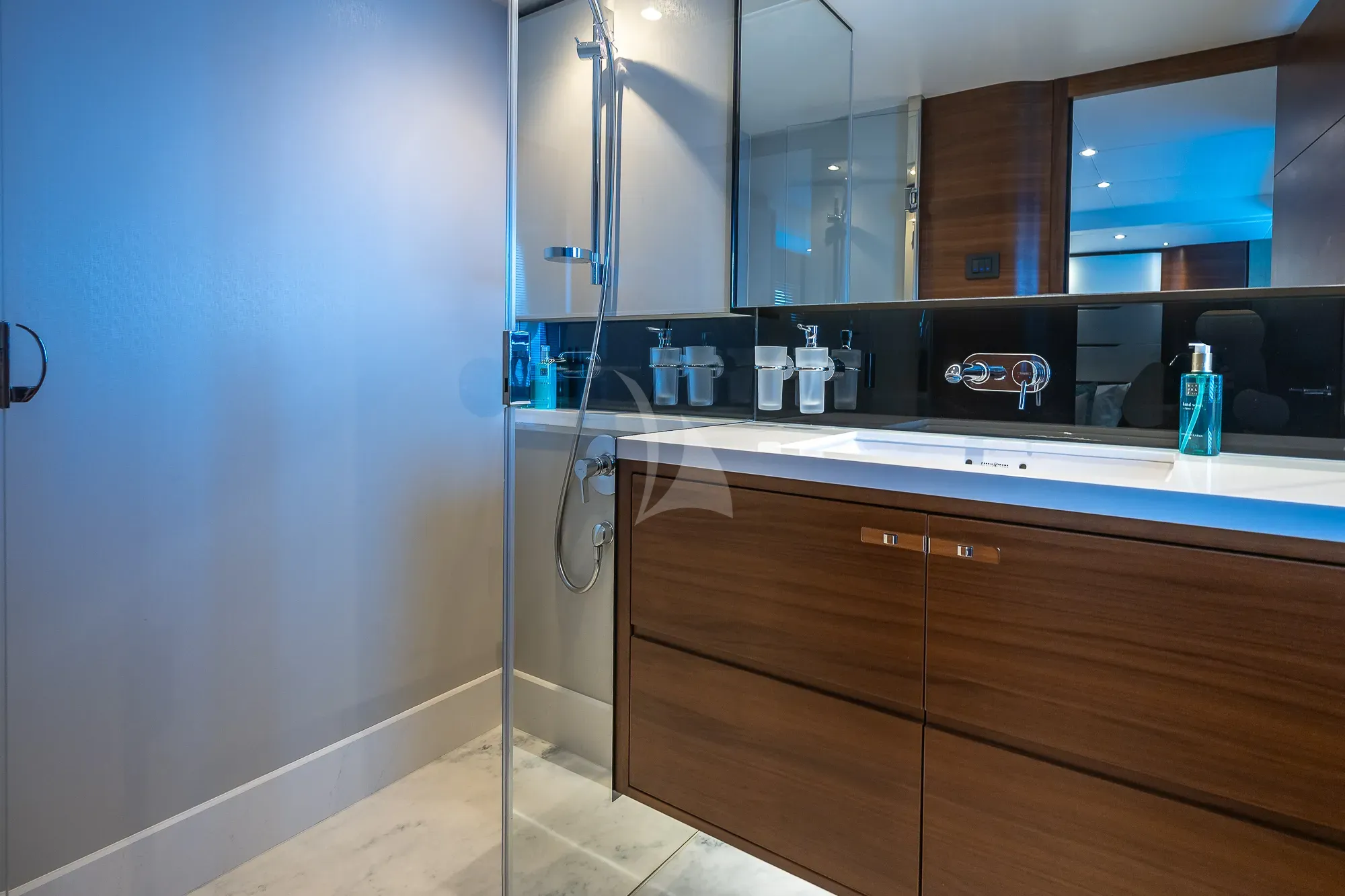 ZEN OF LONDON Princess 68 - master cabin bathroom