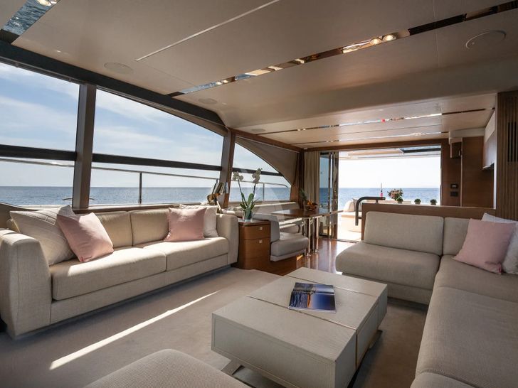 ZEN OF LONDON Princess 68 - saloon ZEN OF LONDON Princess 68 - saloon