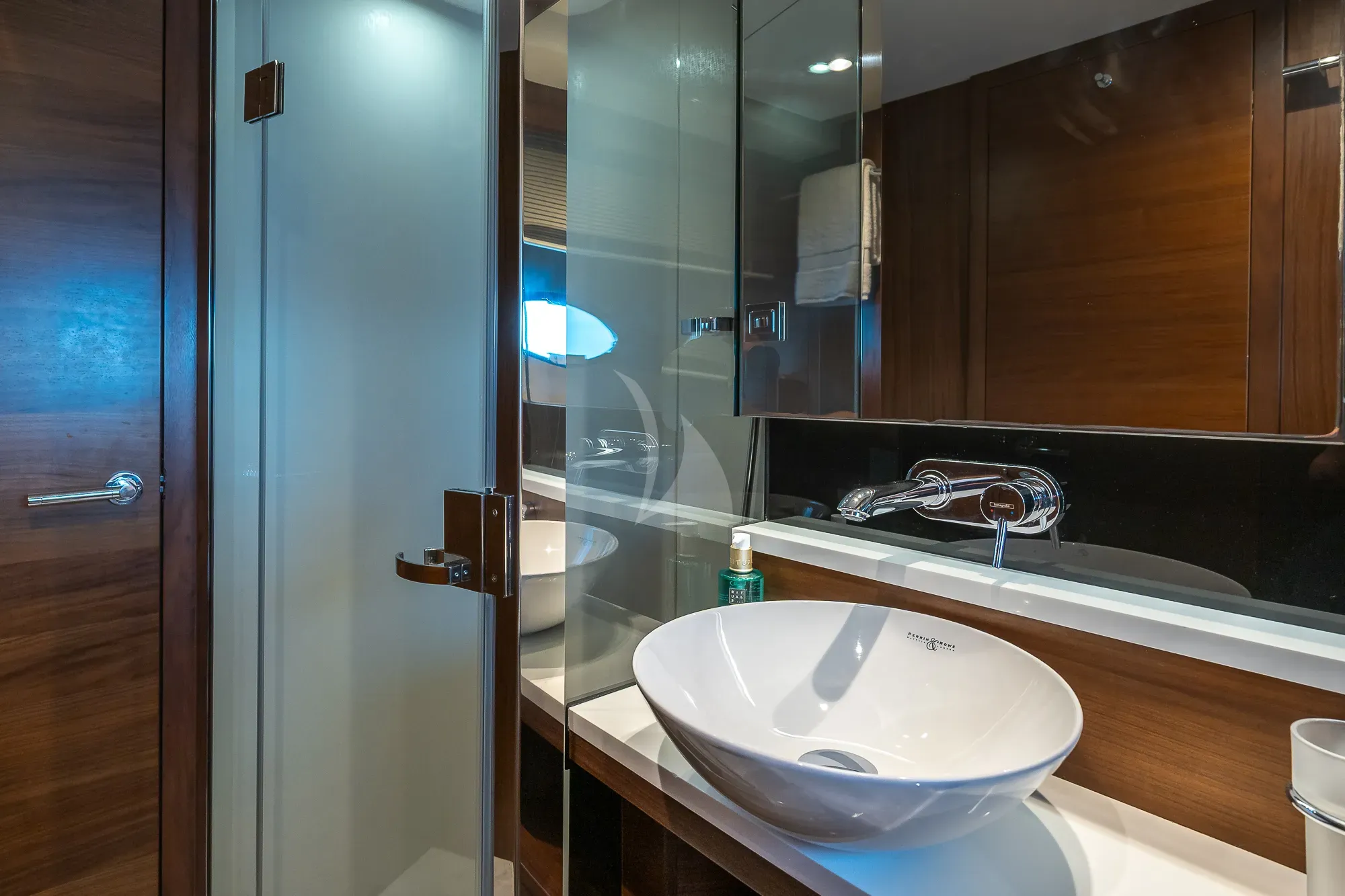 ZEN OF LONDON Princess 68 - twin cabin 1 bathroom