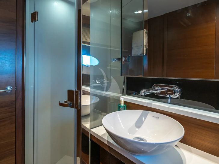 ZEN OF LONDON Princess 68 - twin cabin 1 bathroom ZEN OF LONDON Princess 68 - twin cabin 1 bathroom