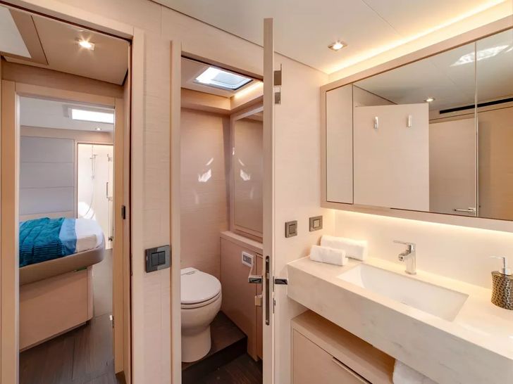 ZERI Lagoon 55 - VIP cabin 1 bathroom ZERI Lagoon 55 - VIP cabin 1 bathroom