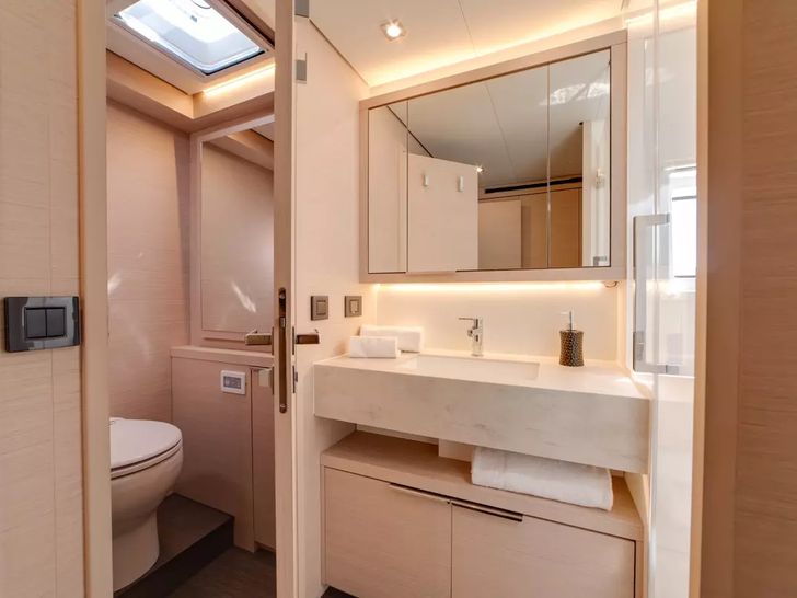 ZERI Lagoon 55 - VIP cabin 2 bathroom ZERI Lagoon 55 - VIP cabin 2 bathroom