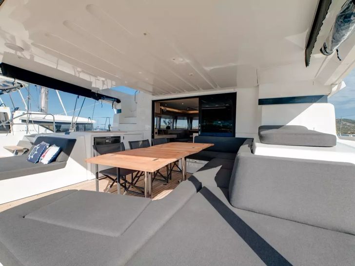 ZERI Lagoon 55 - aft deck seating and dining area ZERI Lagoon 55 - aft deck seating and dining area