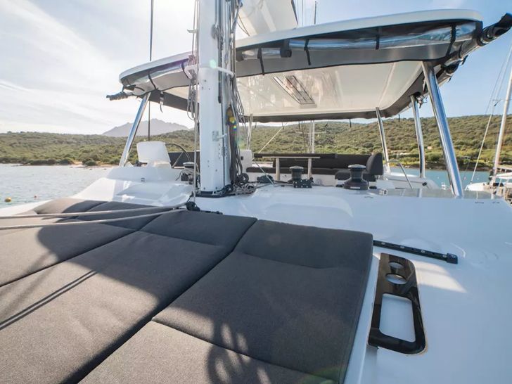 ZERI Lagoon 55 - flybridge sun beds ZERI Lagoon 55 - flybridge sun beds