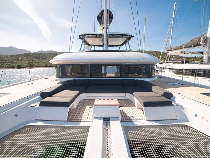ZERI Lagoon 55 - foredeck lounge ZERI Lagoon 55 - foredeck lounge