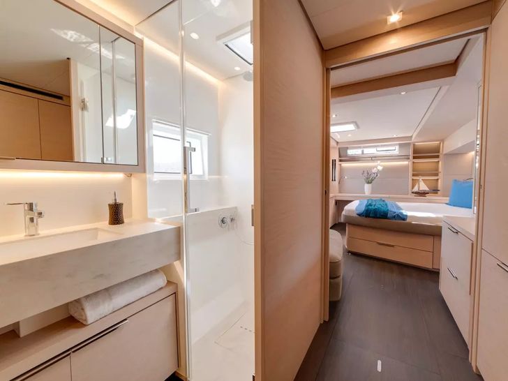 ZERI Lagoon 55 - master cabin bathroom ZERI Lagoon 55 - master cabin bathroom