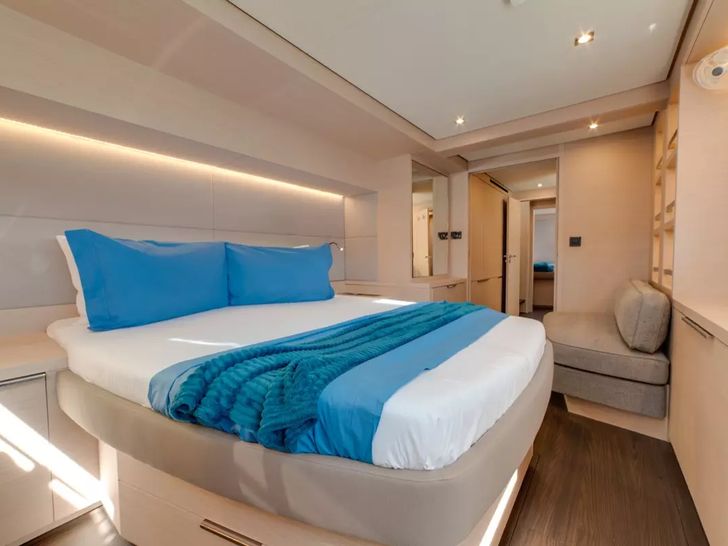 ZERI Lagoon 55 - master cabin bed ZERI Lagoon 55 - master cabin bed